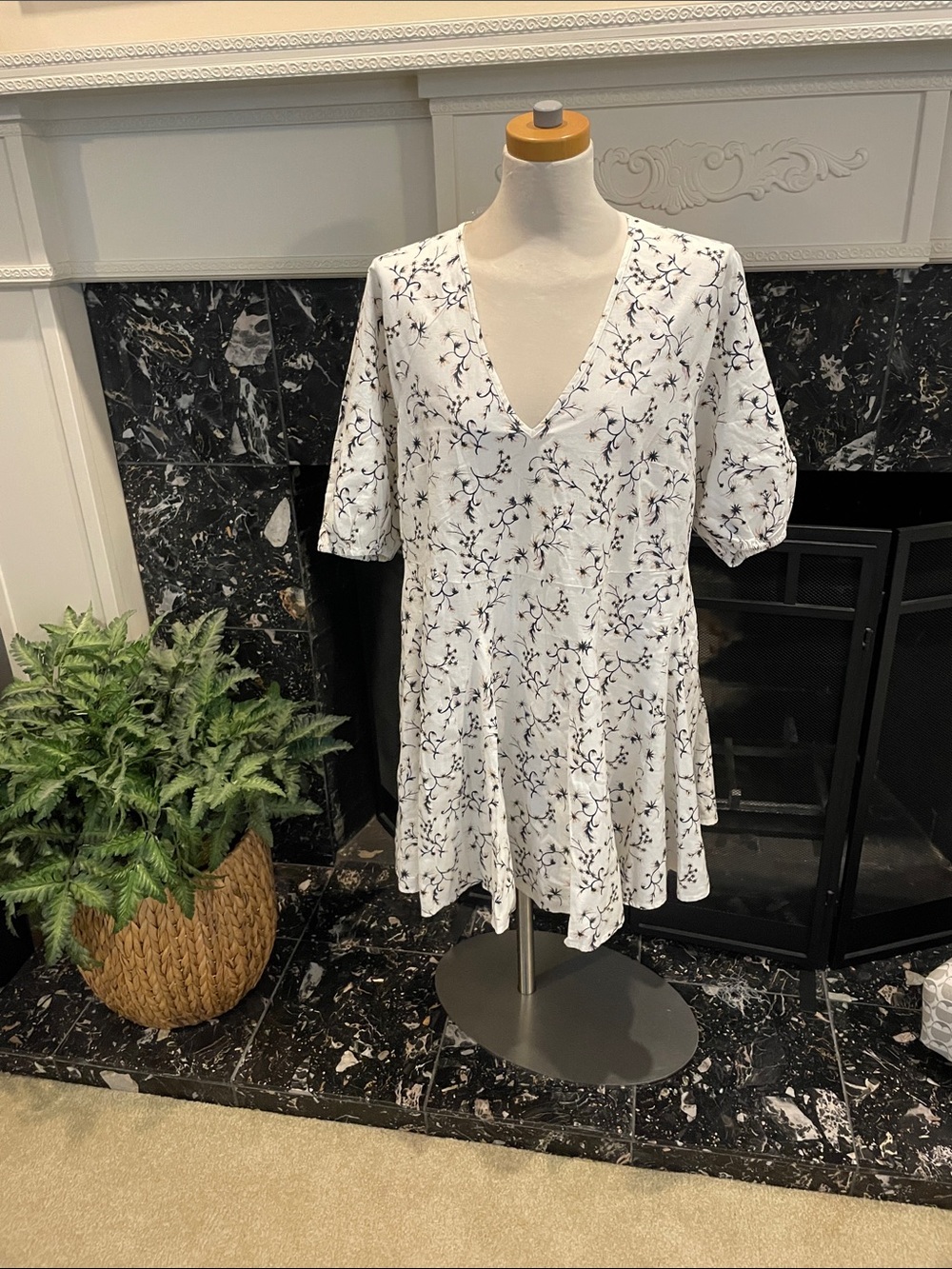Universal Thread White V-Neck Floral Tunic/short dress